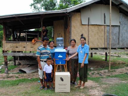 Eine Familie in Laos mit einem Wasserfilter