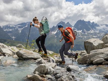 Eine Frau und ein Mann wandern auf einem Berg